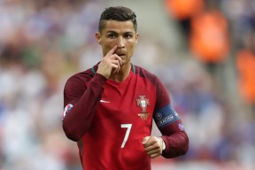 米兰体育-赫罗纳后场稳固逐步化解对手攻势，赫罗纳队服