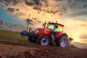 米兰体育APP-乔·波尔曼在比赛中展现强大的组织能力和球场领导力，乔什·波恩