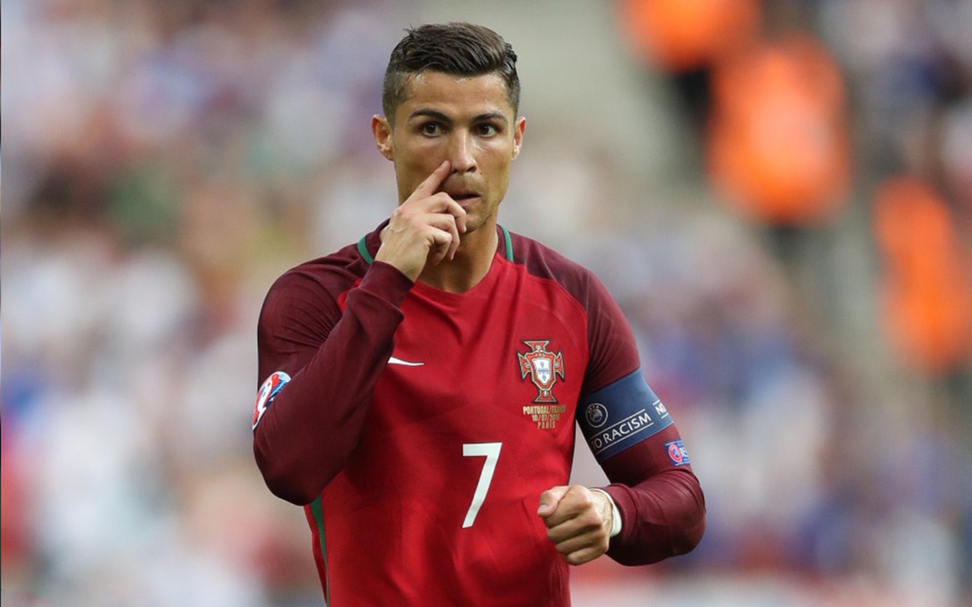 赫罗纳后场稳固逐步化解对手攻势,赫罗纳队服